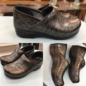 Dansko Size 38 (8) Clogs